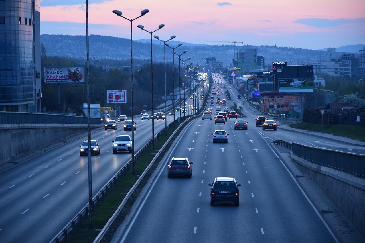 highway, city, cars-7213206.jpg